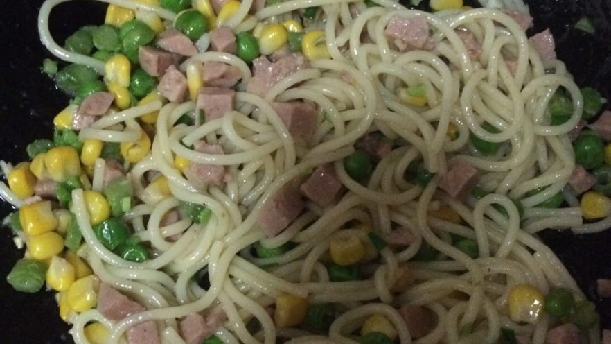 豌豆火腿肠玉米炒意大利面