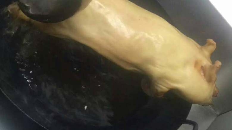 烤乳猪,1乳猪腹部下刀嘴也对开,洗净,沥干水。
2放入烧烤酱中腌制十二小时以上,捞出洗净沥干。
3起油锅四五成沥猪全身,只到表面熟透
4改刀装盘电灯放入两眼,接电即可