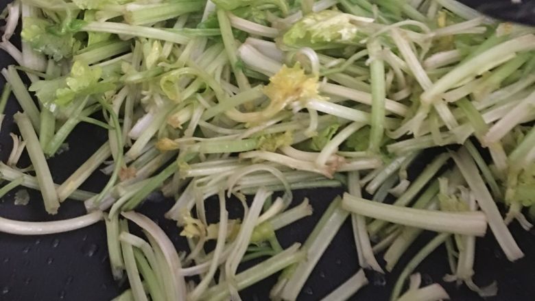 芹菜炒豆干,<a style='color:red;display:inline-block;' href='/shicai/ 125'>芹菜</a>。倒入油锅里面。翻炒。