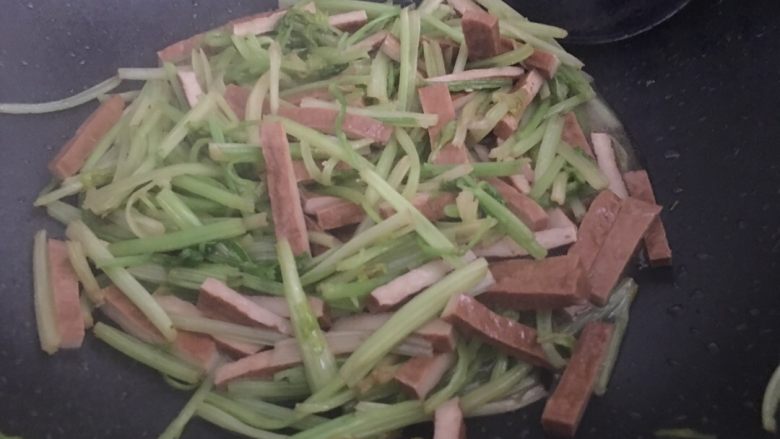 芹菜炒豆干,最后看看咸淡。可再加少许盐。