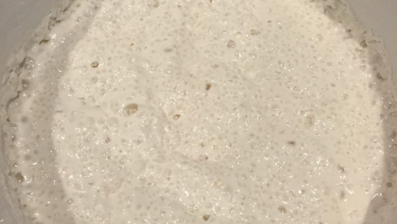 米饭饼,将混合后的材料密封保存在温暖处发酵。35摄氏度保温发酵，约需发酵2-3小时；室温发酵：春秋天6小时，夏天3小时，冬天12-24小时。发酵好的如图所示