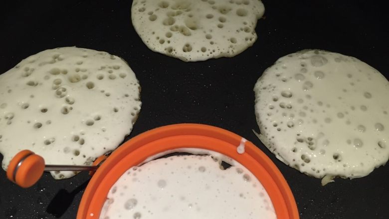 米饭饼,在不粘锅内抹少许油，中火加热。将调好的粉浆用勺舀入，加盖单面蒸烙。待蒸汽溢出，表面没有白色之后即可乘热享用