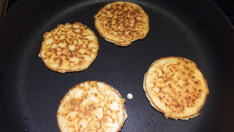 米饭饼,也可双面加热，烙至饼底变色即可