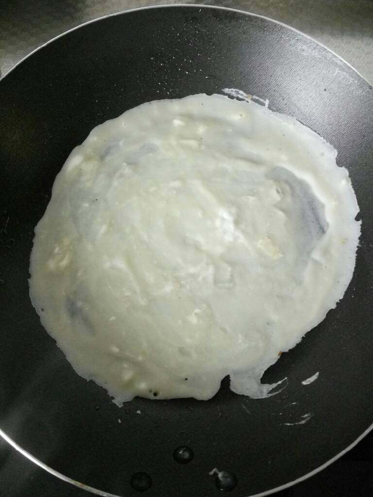 肉松卷饼,将面糊摊成博饼