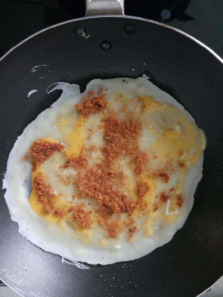 肉松卷饼,在薄饼上加蛋液，和<a style='color:red;display:inline-block;' href='/shicai/ 432'>肉松</a>