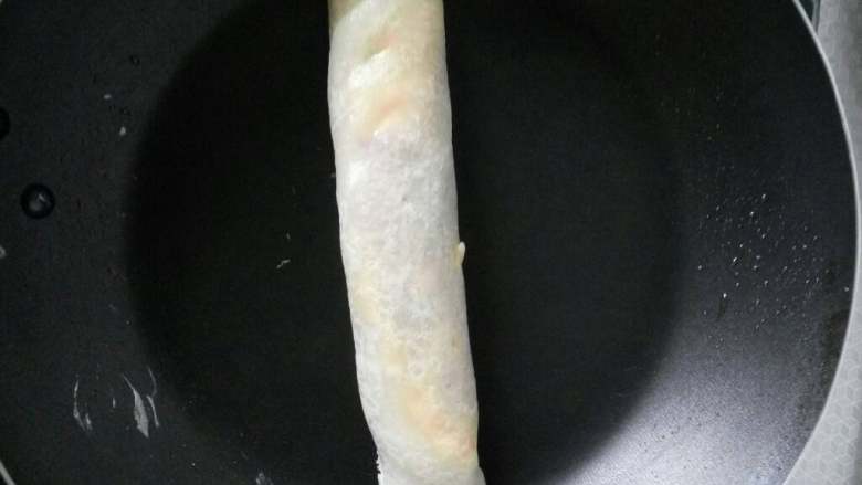 肉松卷饼,卷起来，再在锅里煎一下