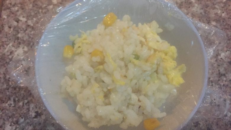 #农品堂亚麻籽油试吃#芝士樱花饭团,保鲜膜盖在碗上面,放入炒好的饭
