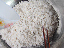 手工白雪馒头,把酵母水缓缓的倒入面粉中,边加边用筷子搅拌成絮状