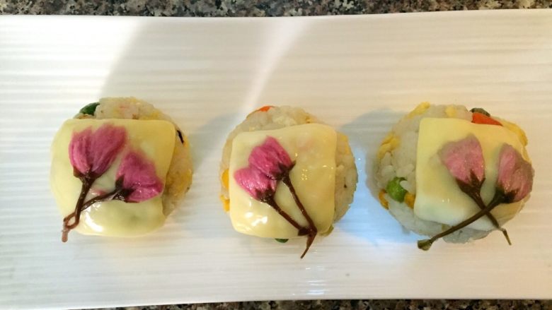 #农品堂亚麻籽油试吃#芝士樱花饭团,放上泡好的樱花,入微波炉中火叮一分钟即可