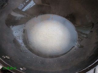 拔丝馒头的诱惑,另取一炒锅倒入少许水、再倒入白糖、水糖以1:3的比例熬制