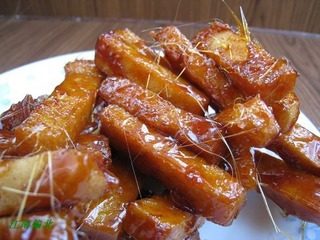 拔丝馒头的诱惑,泡过水的馒头条炸制出来吃起来外酥里内、口感非常好、吃时可配一碗凉开水为了让食者拈起原料用凉开水一激,这样吃起来更香脆好
