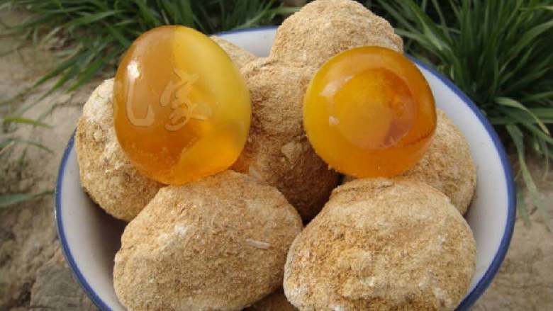 五彩三色蛋,河南变蛋中原地区一种传统的风味蛋制品，它不但是色香味美、而且还有一定的 用价值：能泻热、醒酒、去大肠火，治泻痢，能散能敛，可治眼疼、牙疼、高血压、耳鸣眩晕等疾病。 河南变蛋之所以有特殊风味，是因为经过强碱作，
（变蛋的制作方法）
需要的材料：鸡蛋，生石灰，碱，水，锯沫 制作过程：把水烧开等到水温凉到能下手的时候放碱，放碱的多少要用鸡蛋来试着放，碱的量以放一个鸡蛋下去大概露出水面一个一角的硬币那么大为好，鸡蛋露出水面太大说明碱过量，变出来的鸡蛋吃着感觉烧嘴，反之则是碱少了；碱的量放好后就倒生石灰，这个量以能沾上鸡蛋外壳为好，用一小节稍微粗点的铁丝捏个圈（刚好套着鸡蛋，这是为了防止被石灰烧到）用来捞鸡蛋，捞出挂上石灰的鸡蛋在锯沫里面滚一下，然后装入一个塑料袋里密封放置几天（天冷放八天，天热放七天一般春季变最好，因为温度最合适好把握）再拿出来让风吹一天就可以吃了