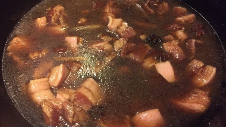 #农品堂亚麻籽油试吃#鹌鹑蛋烧肉,加入五花肉翻炒出油脂淋入酱油翻炒均匀