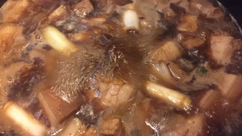 #农品堂亚麻籽油试吃#鹌鹑蛋烧肉,加入没过五花肉稍多一点的水大火烧开(由于酱油上色程度不同如果颜色不够可以加入适量老抽)淋入白酒转小火煮半小时