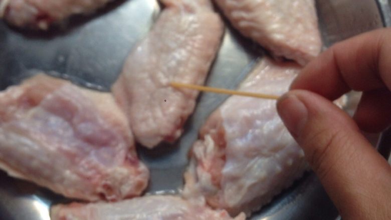 炸鸡翅,洗干净<a style='color:red;display:inline-block;' href='/shicai/ 96'>鸡翅</a>，用牙签扎洞，每个<a style='color:red;display:inline-block;' href='/shicai/ 96'>鸡翅</a>上都扎无数个洞，方便入味