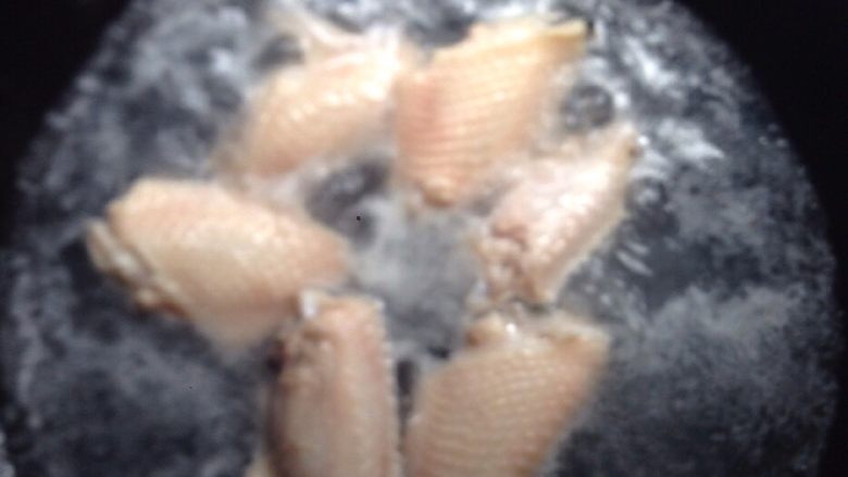 炸鸡翅,然后放入锅煮开至变色