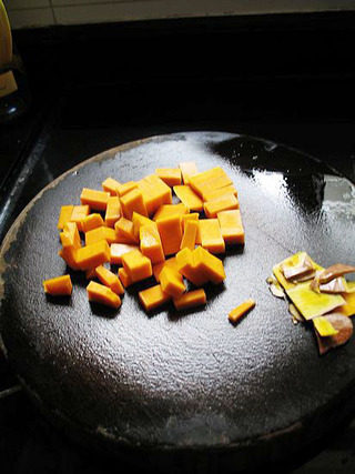 南瓜手工面,南瓜去皮，切成小块