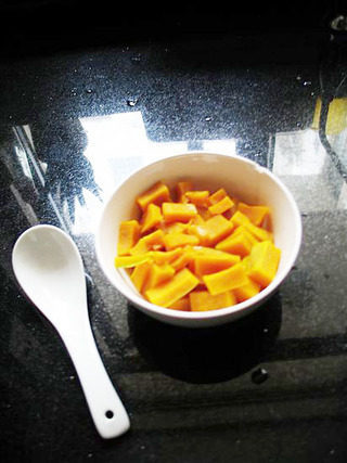 南瓜手工面,放进微波炉中中高火加热6—8分钟，煮至熟透