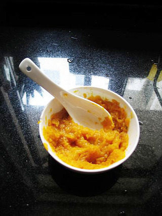 南瓜手工面,取出，用勺子把南瓜压成南瓜茸