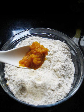 南瓜手工面,把盐加入面粉中，然后分次加入南瓜茸，揉均后再加第二次