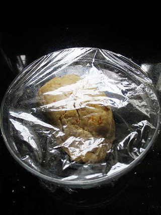 南瓜手工面,盖上保鲜膜，静止20分钟，取出，再次揉合，揉至均匀后，盖上保鲜膜，静止30分钟