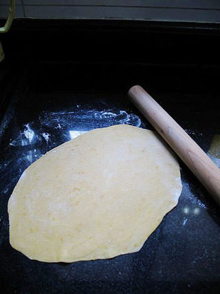 南瓜手工面,把静止后的面团擀成厚度约3MM左右的面片