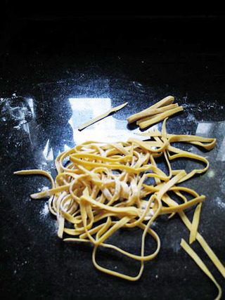 南瓜手工面,切出来后，撒点面粉，提起面条的中间部分，轻轻抖开以防粘