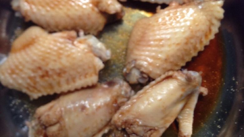 炸鸡翅,倒入适量的盐，<a style='color:red;display:inline-block;' href='/shicai/ 762'>老抽</a>，<a style='color:red;display:inline-block;' href='/shicai/ 720'>胡椒粉</a>腌制一个小时