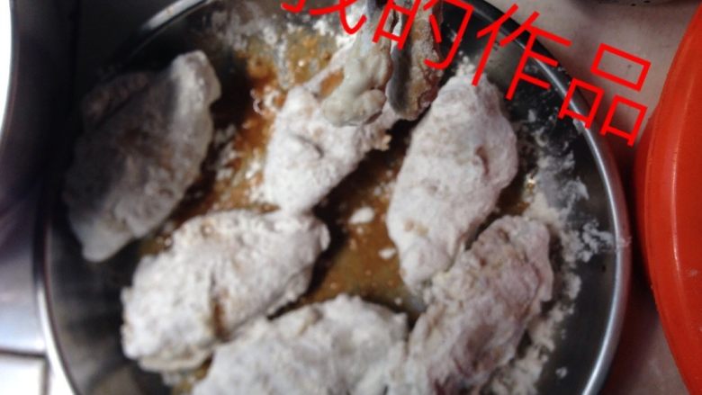 炸鸡翅,淀粉<a style='color:red;display:inline-block;' href='/shicai/ 519'>面粉</a>搅拌均匀，把鸡翅一个一个裹上一层薄薄的