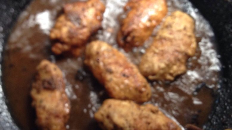 炸鸡翅,放入中温油锅煎熟，渐变色再捞出沥干，第二次再入锅炸至金黄捞出即可