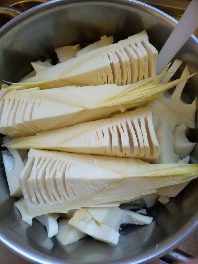 油焖毛笋,切块,放进锅里同冷水一起煮,水开后换小火煮20-30分钟。