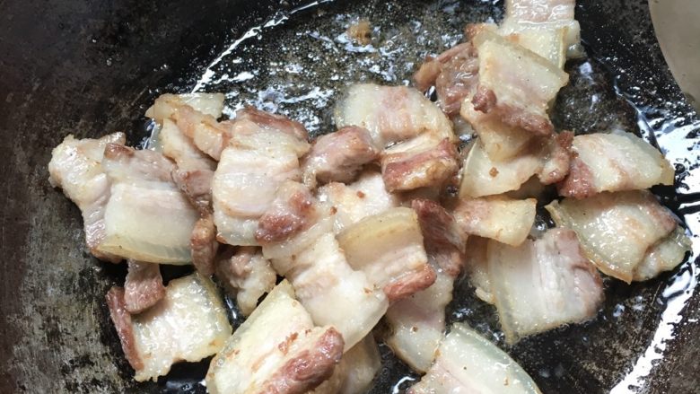 花肉排骨香菇炖豆腐,开炒,少油,中火,花肉放入煸炒,炒至表面金黄