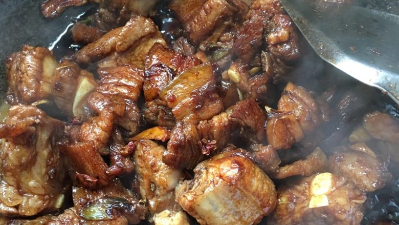 花肉排骨香菇炖豆腐,入料酒烹香,加老抽适量,少许生抽,盐,鸡精,继续翻炒