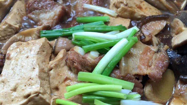 花肉排骨香菇炖豆腐,45-50分钟左右就可以出锅了,最后加一点点味精就行