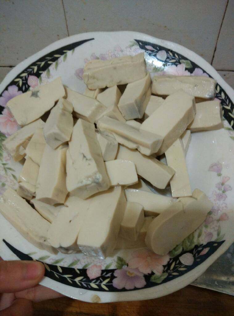 葱爆臭豆腐,把臭豆腐洗干净  一块切成四块～