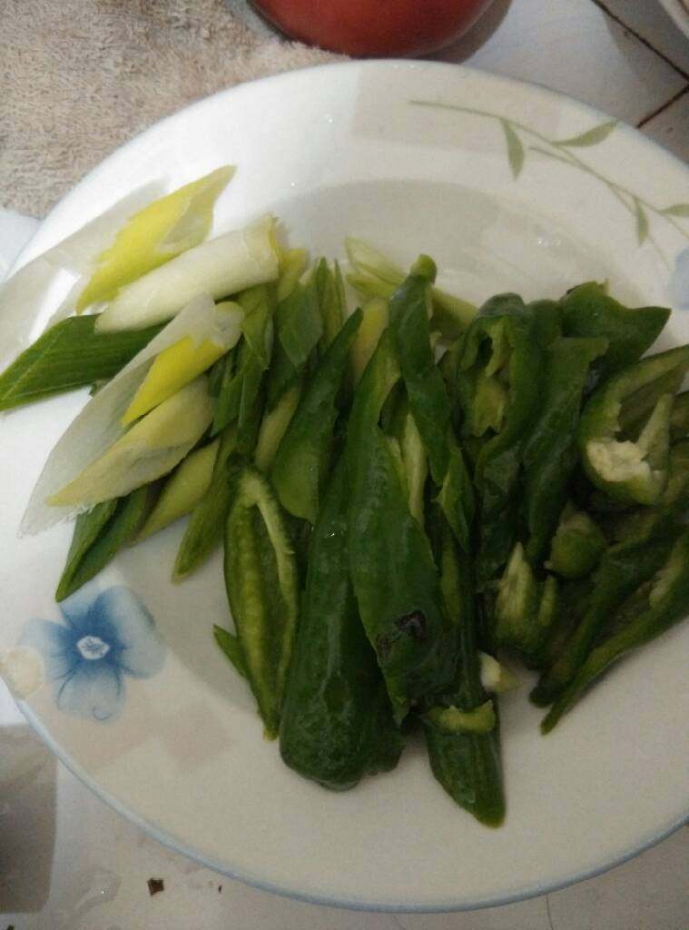 葱爆臭豆腐,将<a style='color:red;display:inline-block;' href='/shicai/ 3250'>葱</a> <a style='color:red;display:inline-block;' href='/shicai/ 61'>青椒</a> 切好备用！锅里倒油 煎臭豆腐  两面稍微黄就可以～我是要铲碎的！我特别喜欢碎渣子  很入味！