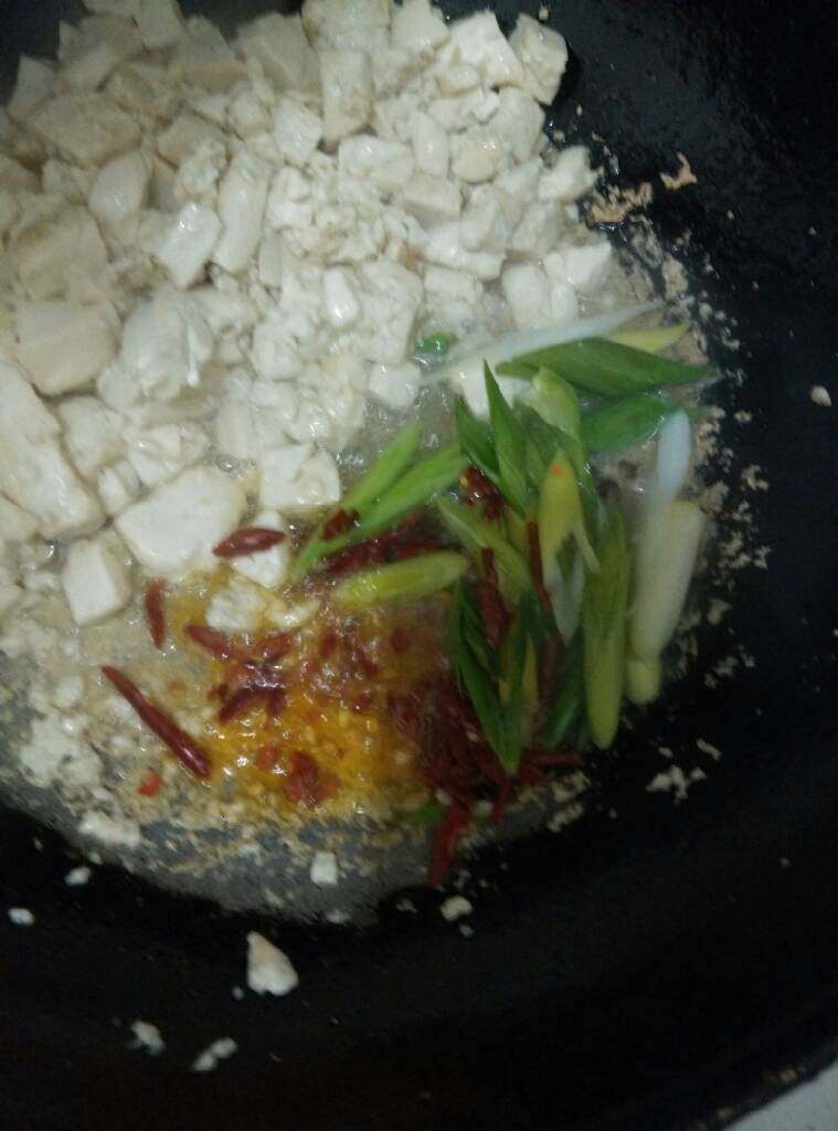葱爆臭豆腐,将煎好的臭豆腐移一边    倒入油锅中  放点花椒 葱  <a style='color:red;display:inline-block;' href='/shicai/ 86464'>干红辣椒</a>煸香！把臭豆腐翻炒 加入盐 <a style='color:red;display:inline-block;' href='/shicai/ 10588'>糖</a> <a style='color:red;display:inline-block;' href='/shicai/ 718'>料酒</a><a style='color:red;display:inline-block;' href='/shicai/ 692'>酱油</a>～