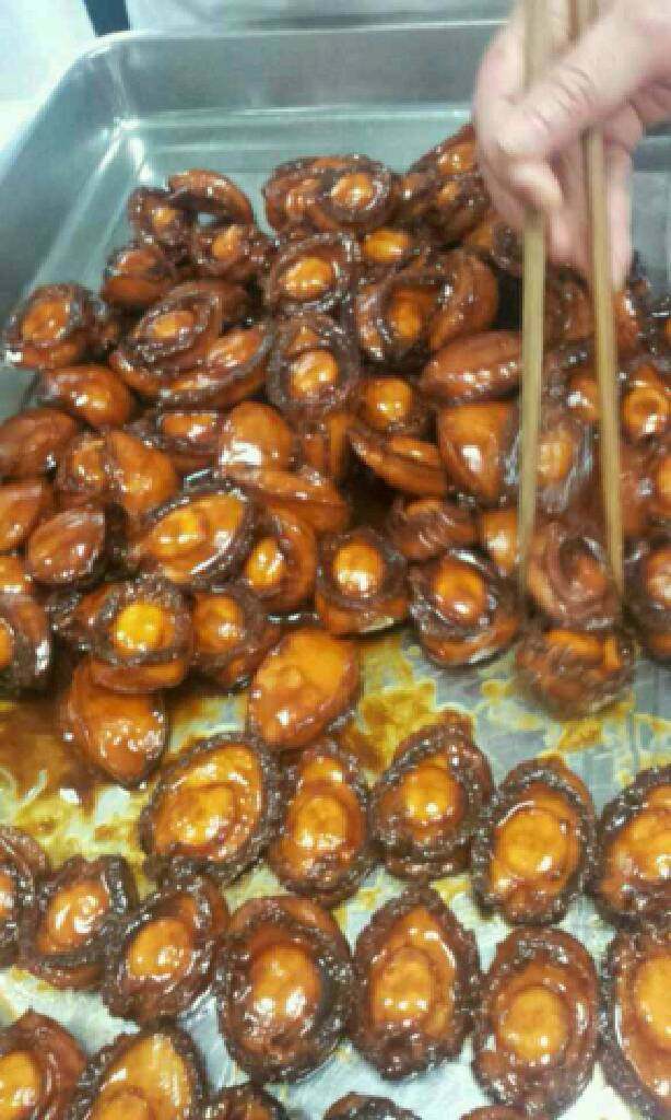 煲鲍鱼,老母鸡块,子排块,瘦肉块油炸,扇骨放锅底加炸好肉块,料酒美鲍鱼焖三个小时,挑出鲍鱼,汤汁调味,需要时鲍鱼淋上汤汁黄瓜配边即可。