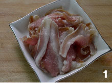 农家炒鸡,将<a style='color:red;display:inline-block;' href='/shicai/ 426'>咸肉</a>洗净后切成薄片；