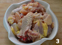农家炒鸡,将鸡洗净，斩成块；