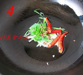 鸡汤干豆腐,炒锅倒油烧热，下葱姜丝、<a style='color:red;display:inline-block;' href='/shicai/ 86464'>干红辣椒</a>、花椒爆香；