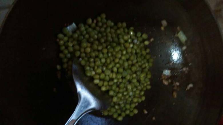 肉末豌豆,最后放入豌豆再炒一下