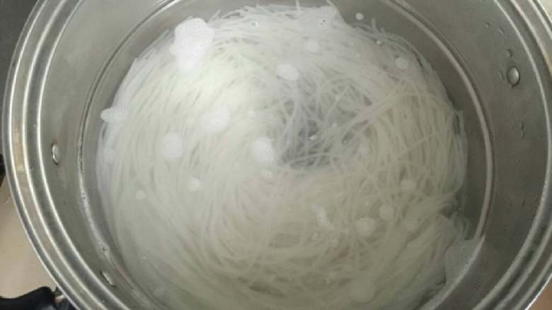 家常米线,水滚后放入泡好的干米线,煮5分钟左右,用筷子一夹断了就熟了哈,喜欢吃更软的可以再多煮一小会。