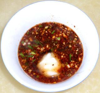 重庆小面~麻辣来袭,在调料碗中加入两锅勺面汤,如果有骨头汤那是最好的了