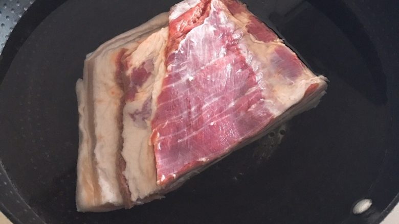 红烧肉➕鹌鹑蛋,整块<a style='color:red;display:inline-block;' href='/shicai/ 35949'>带皮五花肉</a>洗净冷水下锅煮近八层熟后捞出,切正方形块状。