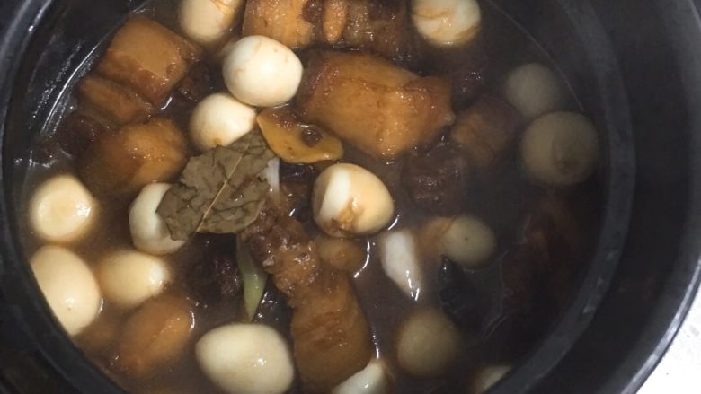 红烧肉➕鹌鹑蛋,倒入砂锅,再把煮好的鹌鹑蛋倒入炖煮一小时。