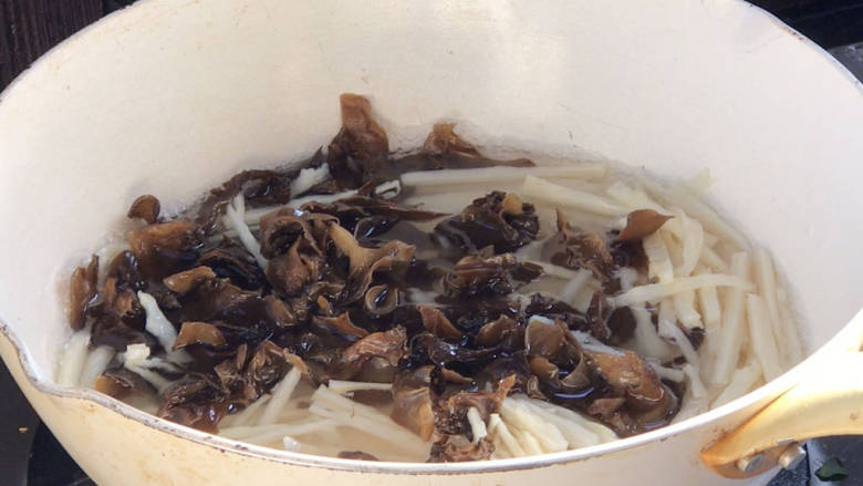 鱼香肉丝,起锅烧开水，放入蒜丝和黑木耳煮沸