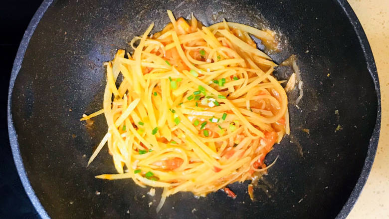 西红柿炒土豆丝,翻炒均匀,撒上葱花,就可以关火了