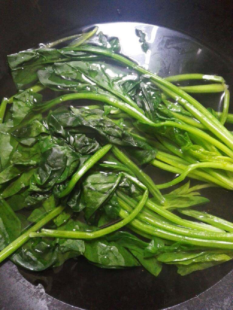 #农品堂试吃#清汆鸡肉菠菜丸子,<a style='color:red;display:inline-block;' href='/shicai/ 117'>菠菜</a>洗净,焯水,切碎备用。