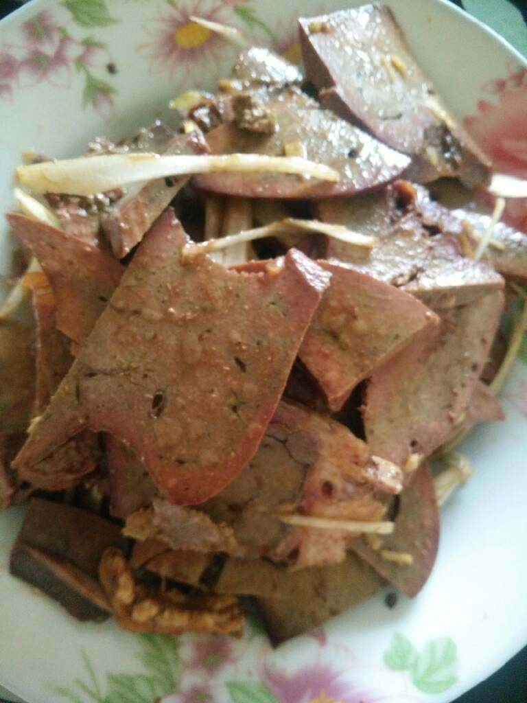 凉拌猪肝,装盘，上桌